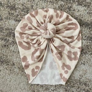 Baby turban. Head size 6-12 months. Milky knots brand